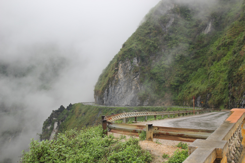 The cliffs with sheer drop offs at Ma Pi Leng Pass 