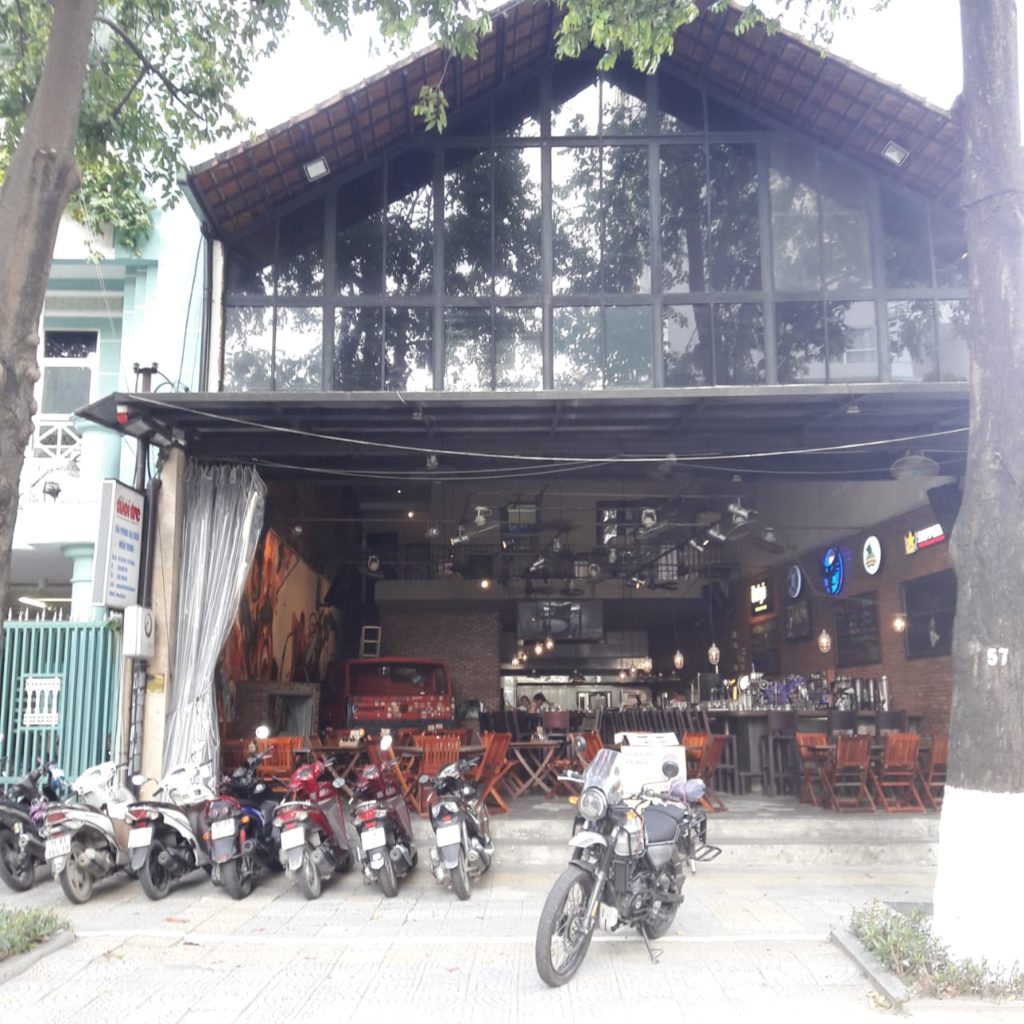 Luna Pub Da Nang Bars