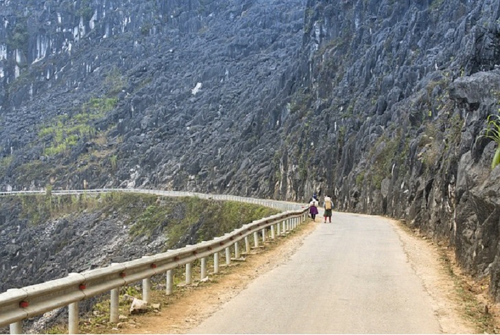 Winding mountain roads in North Vietnam great for motorbike tour